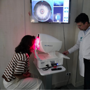 Miguel Barranco óptico optometrista de Óptica Opticaudio Gamonal realizando un mapeo de la córnea de una clienta