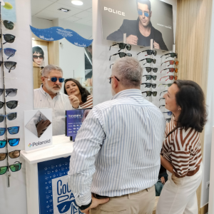 Hombre probándose gafas de sol en Óptica Opticaudio Gamonal