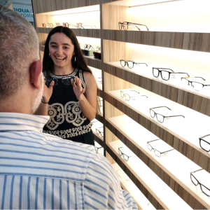 Cliente eligiendo gafas en Óptica Opticaudio Gamonal