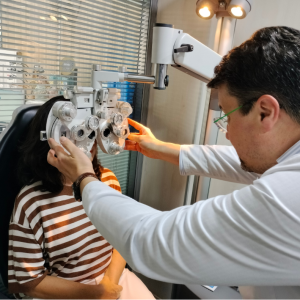 Miguel Barranco Martos, óptico - optometrista realizando examen visual en la óptica Opticaudio Gamonal Burgos