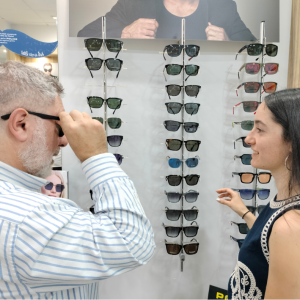 Cliente probándose gafas de sol en Óptica Opticaudio Gamonal