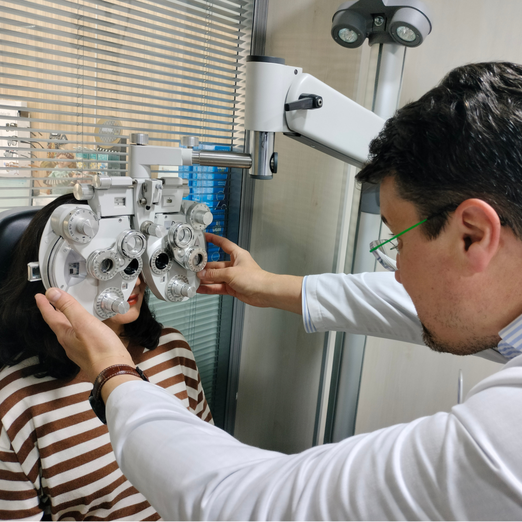 Miguel Barranco Martos, óptico - optometrista realizando examen visual en la óptica Opticaudio Gamonal Burgos